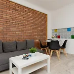 Rondo Wiatraczna With Parking By Renters Apartamento