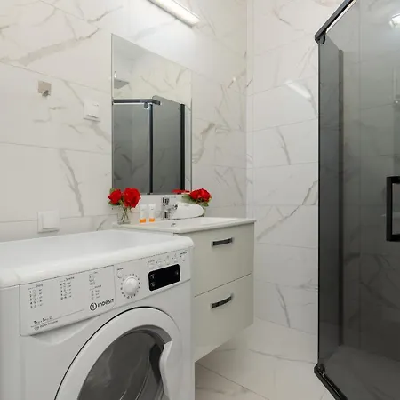 Rondo Wiatraczna With Parking By Renters