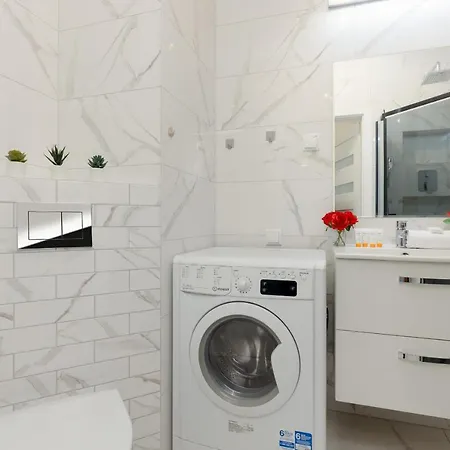 Rondo Wiatraczna With Parking By Renters