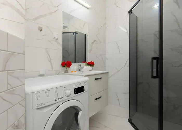 Rondo Wiatraczna With Parking By Renters