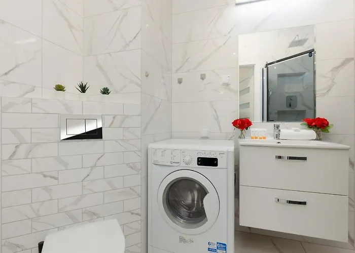 Rondo Wiatraczna With Parking By Renters